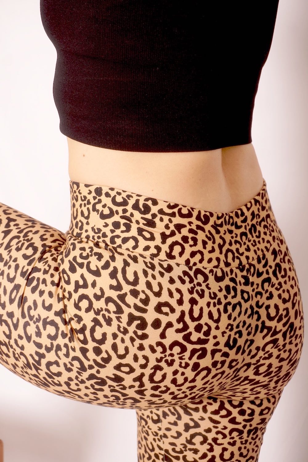 organic-animal-print-leggings-Leo-Orbasics-leopard-print